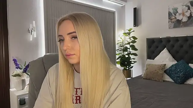 Snapshot of OhMyEmma chatting on 4, 12, 2025 OhMyEmma online show from 4, 12, 2025