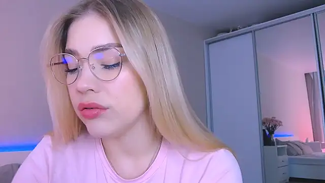 Snapshot of DIANAxxxDIAMOND chatting on 11, 10, 2025 DIANAxxxDIAMOND online show from 11, 10, 2025