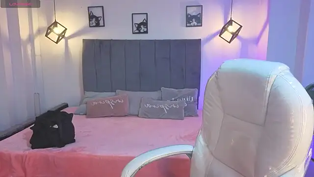 Pretty Johnson  online show from 26, 7, 2026