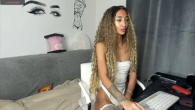 Snapshot of EvelynHais chatting on 14, 11, 2025 EvelynHais online show from 14, 11, 2025