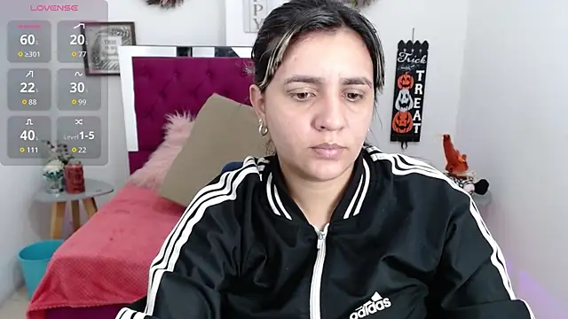 Snapshot of Isa-lox chatting on 22, 10, 2025 Isa-lox online show from 22, 10, 2025