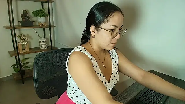  Victoria Collins online show from 25, 6, 2026