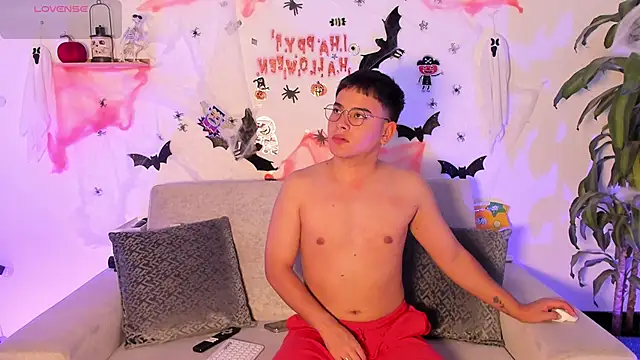 Snapshot of Young_Ben chatting on 12, 10, 2025 Young Ben online show from 12, 10, 2025