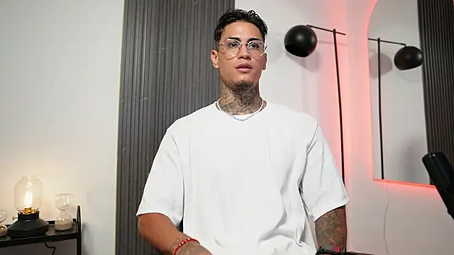 Snapshot of AxelVilla_ chatting on 8, 9, 2025 AxelVilla  online show from 8, 9, 2025