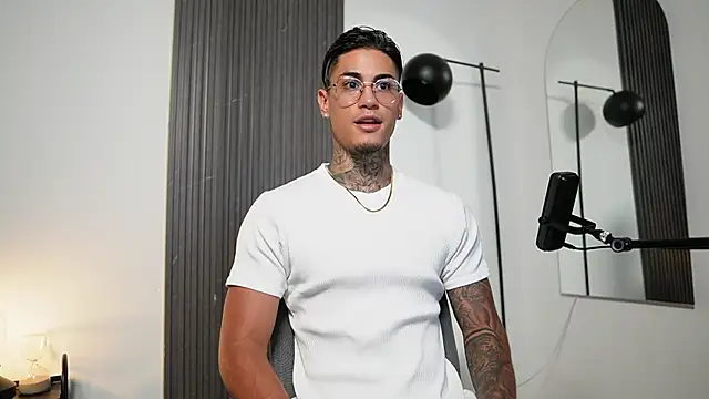 Snapshot of AxelVilla_ chatting on 2, 10, 2025 AxelVilla  online show from 2, 10, 2025