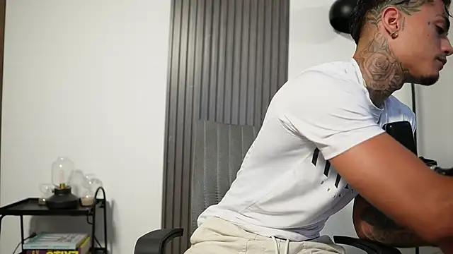 Snapshot of AxelVilla_ chatting on 6, 10, 2025 AxelVilla  online show from 6, 10, 2025