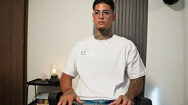 Snapshot of AxelVilla_ chatting on 14, 10, 2025 AxelVilla  online show from 14, 10, 2025