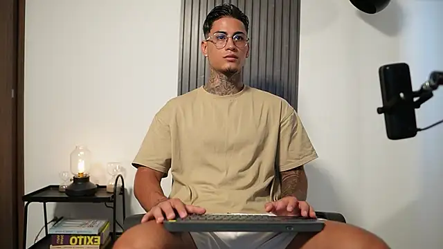 Snapshot of AxelVilla_ chatting on 20, 10, 2025 AxelVilla  online show from 20, 10, 2025