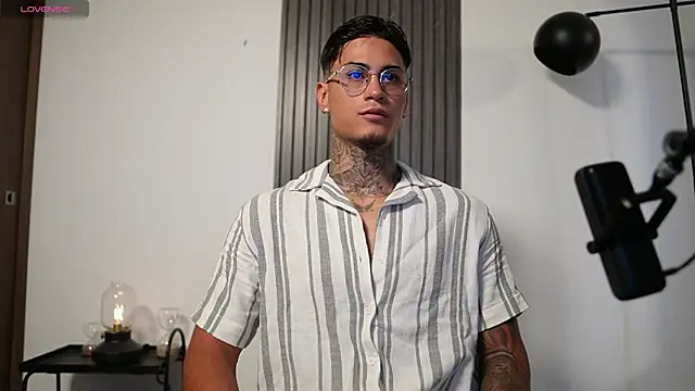 Snapshot of AxelVilla_ chatting on 24, 10, 2025 AxelVilla  online show from 24, 10, 2025