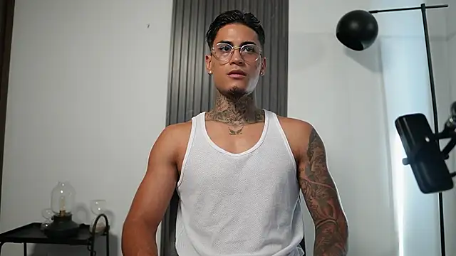 Snapshot of AxelVilla_ chatting on 28, 10, 2025 AxelVilla  online show from 28, 10, 2025