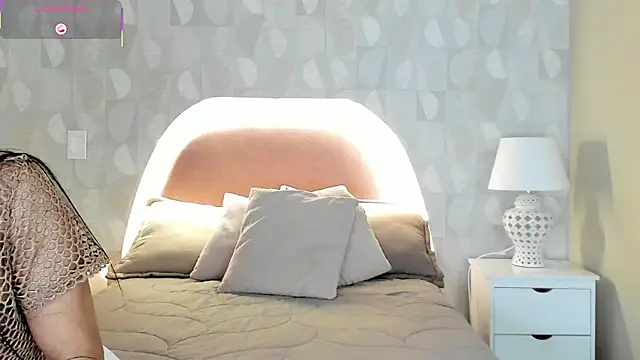 Snapshot of isabella_milf_ chatting on 13, 10, 2025 isabella milf  online show from 13, 10, 2025