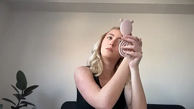 Kitty Swetty online show from 6, 3, 2026