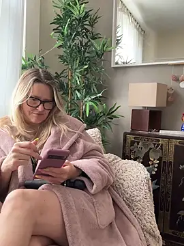 SuzieSub online show from 7, 5, 2026
