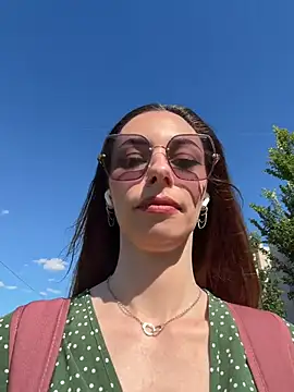 Amelie Crosby online show from 22, 6, 2026