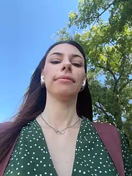 Amelie Crosby online show from 29, 6, 2026