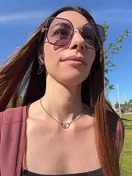 Amelie Crosby online show from 17, 7, 2026