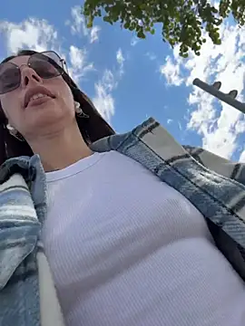 Amelie Crosby online show from 23, 7, 2026