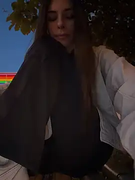 Amelie Crosby online show from 28, 7, 2026