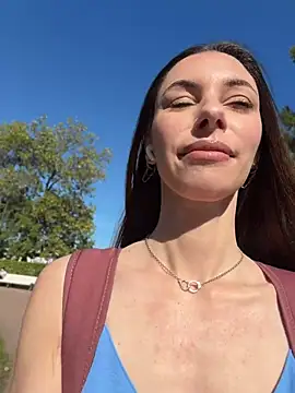 Amelie Crosby online show from 30, 7, 2026