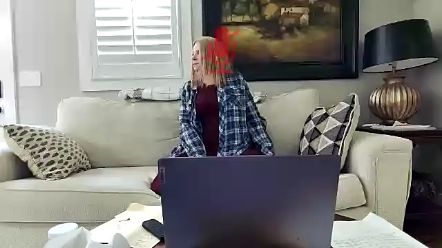 Snapshot of JulieHolliday chatting on 4, 11, 2025 JulieHolliday online show from 4, 11, 2025