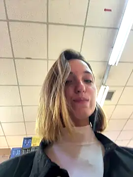 Snapshot of DollyTall chatting on 15, 9, 2025 DollyTall online show from 15, 9, 2025