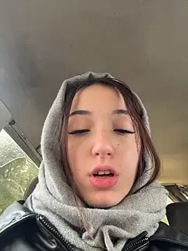 Snapshot of DollyTall chatting on 2, 10, 2025 DollyTall online show from 2, 10, 2025