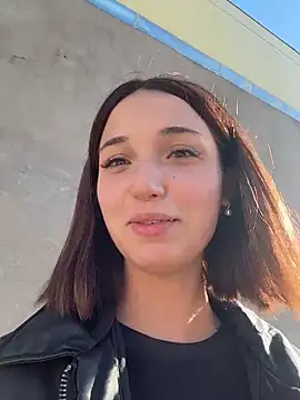 Snapshot of DollyTall chatting on 8, 10, 2025 DollyTall online show from 8, 10, 2025