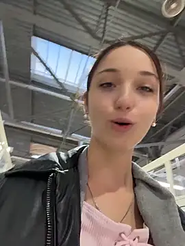 Snapshot of DollyTall chatting on 21, 10, 2025 DollyTall online show from 21, 10, 2025