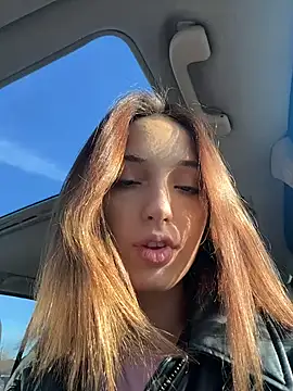 Snapshot of DollyTall chatting on 19, 11, 2025 DollyTall online show from 19, 11, 2025