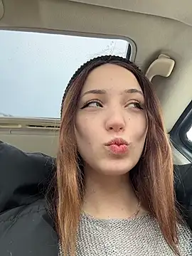 Snapshot of DollyTall chatting on 3, 3, 2026 DollyTall online show from 3, 3, 2026