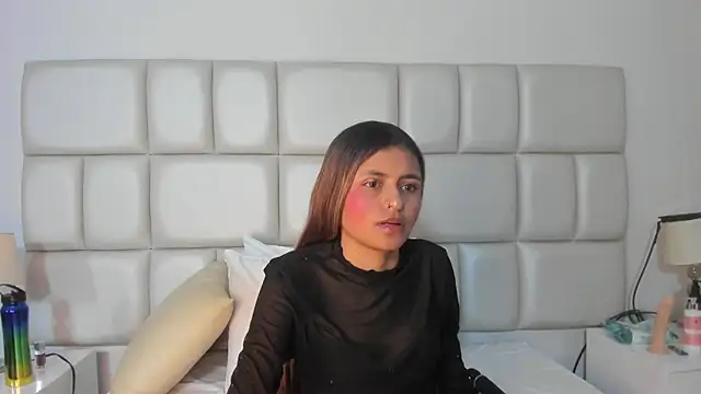 Snapshot of sunnyWhitee chatting on 6, 4, 2026 sunnyWhitee online show from 6, 4, 2026
