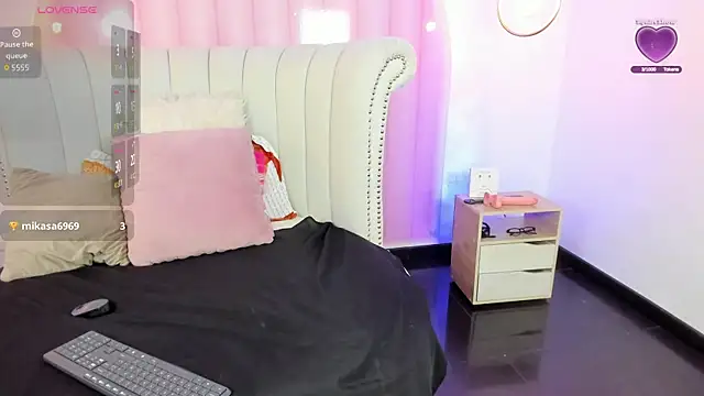 Mia Elan online show from 7, 10, 2025