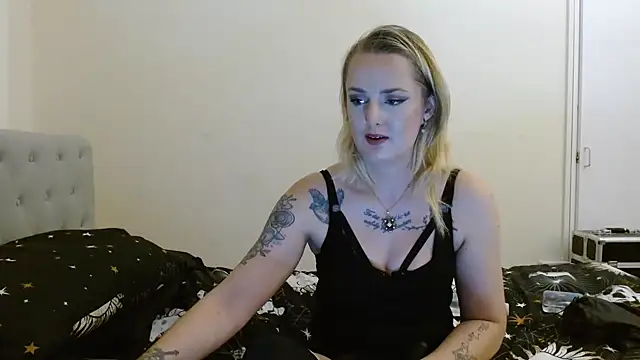 Snapshot of EmiWinters23 chatting on 28, 10, 2025 EmiWinters23 online show from 28, 10, 2025