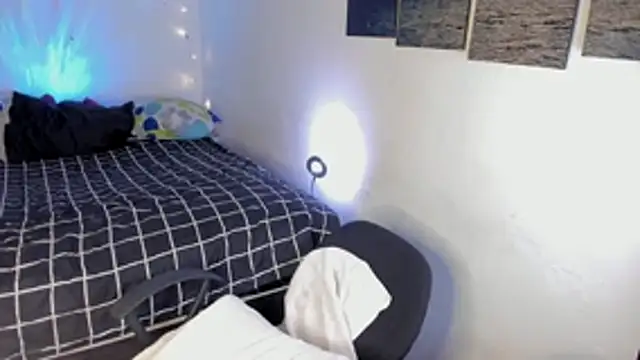 chloe kisses online show from 24, 4, 2026
