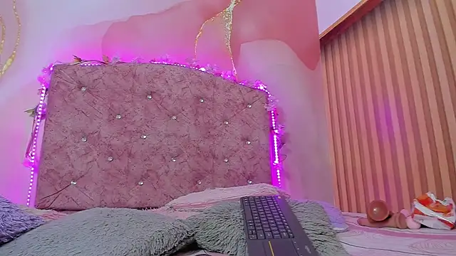 Snapshot of violet_taylor_ chatting on 18, 12, 2025 violet taylor online show from 18, 12, 2025