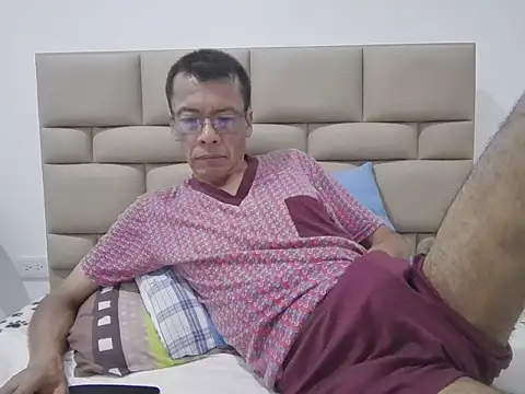 Snapshot of skinnylatino51 chatting on 1, 11, 2025 skinnylatino51 online show from 1, 11, 2025