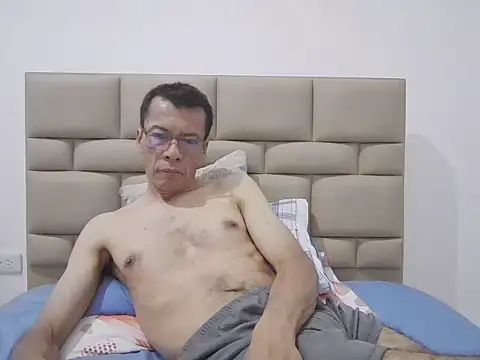 Snapshot of skinnylatino51 chatting on 12, 11, 2025 skinnylatino51 online show from 12, 11, 2025