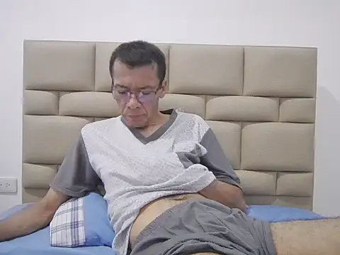 Snapshot of skinnylatino51 chatting on 12, 11, 2025 skinnylatino51 online show from 12, 11, 2025