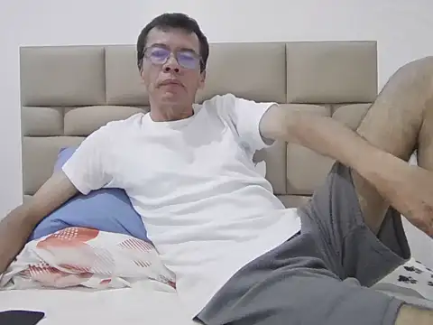 Snapshot of skinnylatino51 chatting on 25, 2, 2026 skinnylatino51 online show from 25, 2, 2026