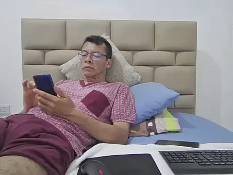 Snapshot of skinnylatino51 chatting on 18, 3, 2026 skinnylatino51 online show from 18, 3, 2026