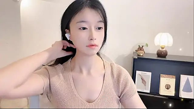 Snapshot of Onechestnut chatting on 10, 11, 2025 Onechestnut online show from 10, 11, 2025