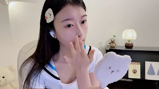 Snapshot of Onechestnut chatting on 24, 11, 2025 Onechestnut online show from 24, 11, 2025