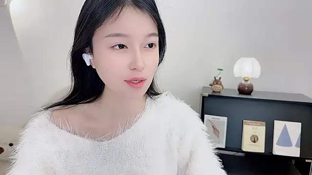 Snapshot of Onechestnut chatting on 5, 12, 2025 Onechestnut online show from 5, 12, 2025