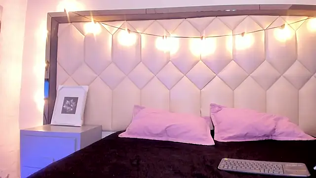 Scarletbigbug online show from 11, 2, 2026