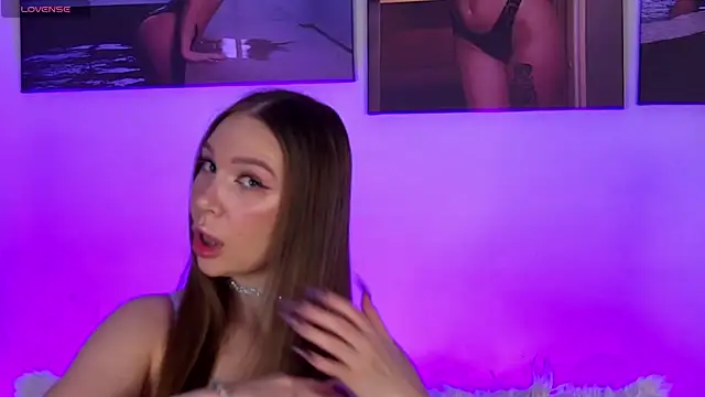 AlysonHuxley  online show from 6, 11, 2025