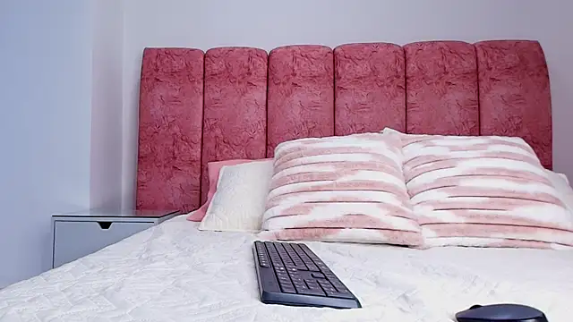 emmacurvy online show from 11, 11, 2025