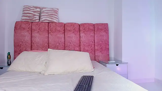 emmacurvy online show from 2, 12, 2025