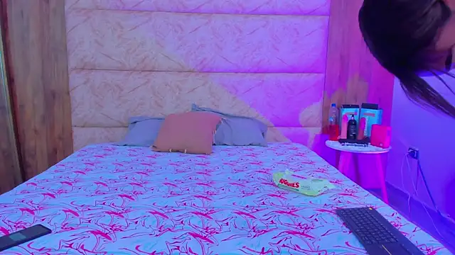 Snapshot of AbrilPeach chatting on 10, 9, 2025 AbrilPeach online show from 10, 9, 2025