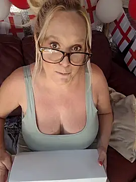 Bouncy-Bella28X online show from 24, 6, 2026