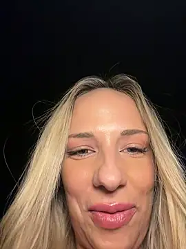 Snapshot of SweetBella95_ chatting on 4, 7, 2026 SweetBella95 online show from 4, 7, 2026